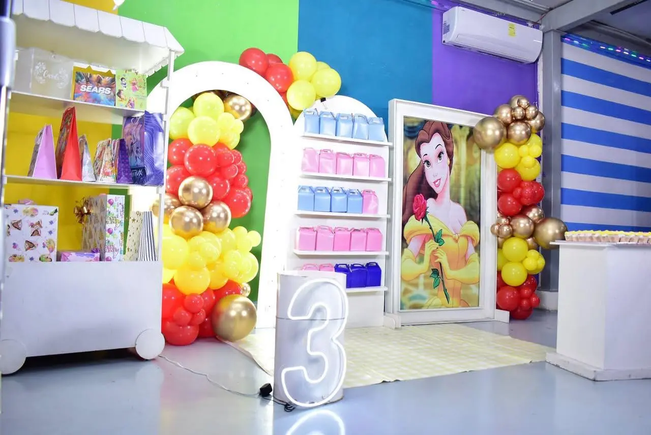 Arco de globos y personaje